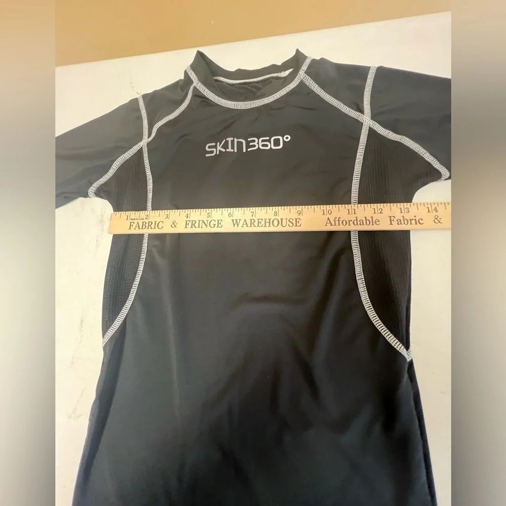 SKIN 360 BOYS BLACK SHORT SLEEVE TOP W/WHITE STITCHING. AGE 13-14. .